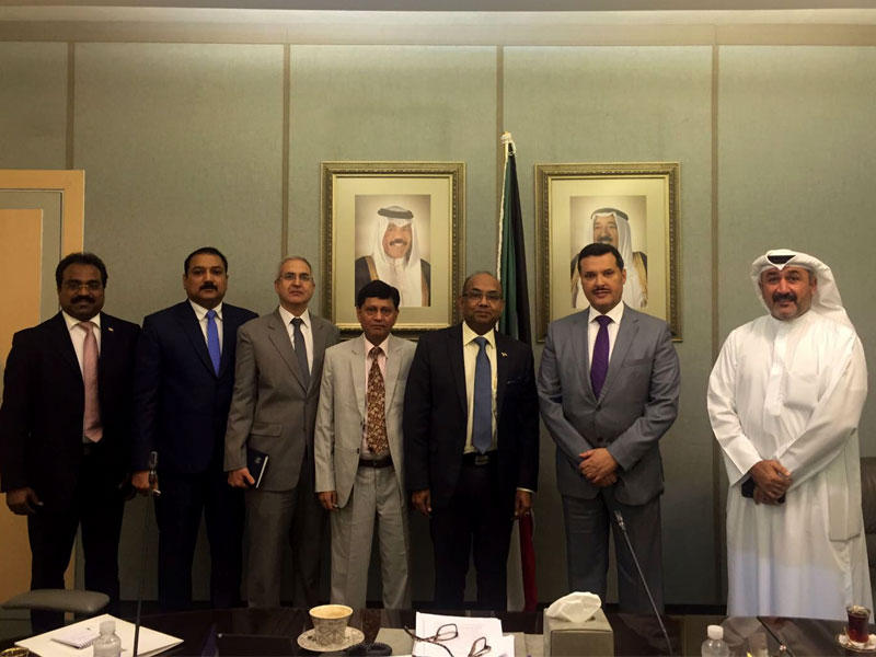 الحربي مستقبلاً السفير الهندي وعدداً من مسؤولي السفارة