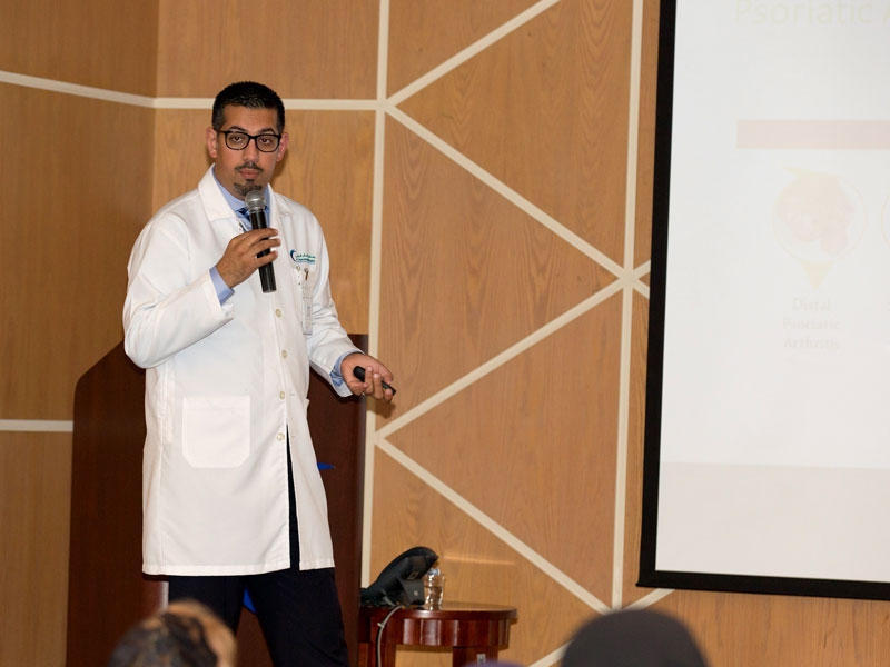 الدعي يتحدث في المحاضرة