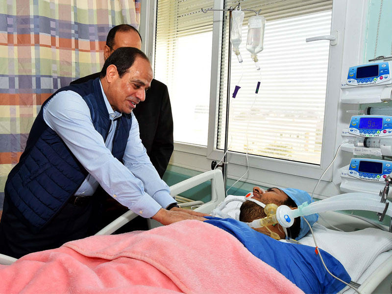 السيسي يعود النقيب الحايس في مستشفى الجلاء العسكري أمس