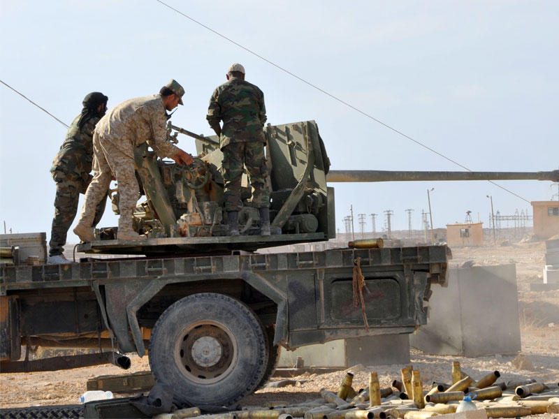 طاقم مدفع محمول على عربة يحضر قذيفة على دير الزور أمس الأول    (أ ف ب)