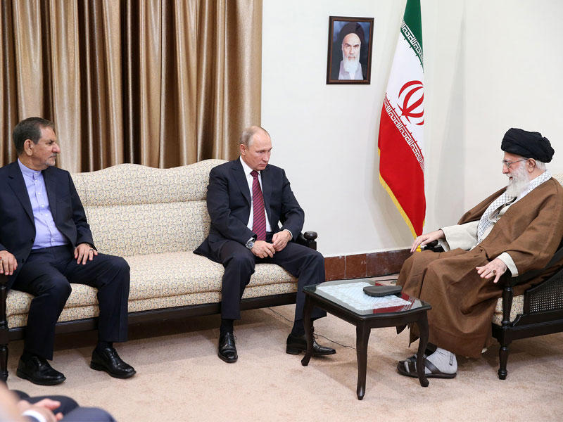 خامنئي مستقبلا بوتين في طهران أمس (رويترز)