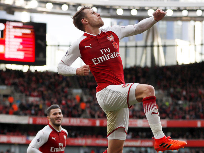 لاعبو أرسنال خلال مباراة سابقة في الدوري الإنكليزي