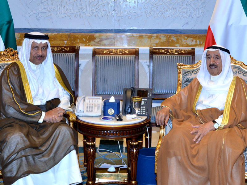 الأمير مستقبلاً المبارك خلال إعادة تكليفه تشكيل الحكومة الجديدة أمس