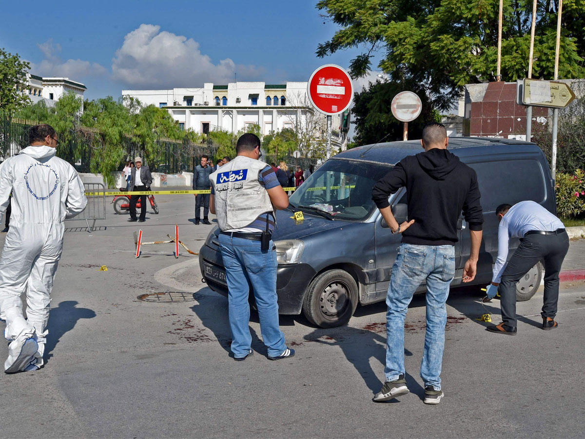 الشرطة الشرعية التونسية بالتحقق من مكان الهجوم على اثنين من رجال شرطة المرور في تونس في الأول من نوفمبر