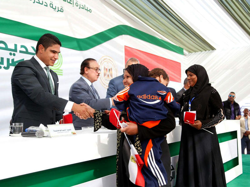 محافظ قنا ووزير الاتصالات ورجل الأعمال أحمد أبوهشيمة خلال مؤتمر جماهيري لتدشين مشروع إعادة اعمار قرية دندرة بصعيد مصر أمس (الجريدة)