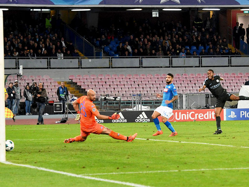 ستيرلنغ نجم السيتي يحرز هدفاً في مرمى نابولي