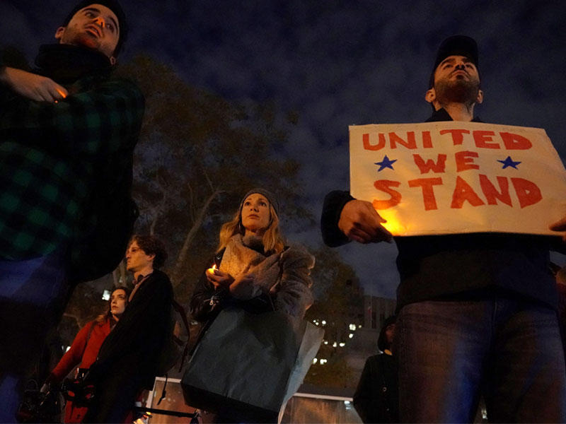 الناس يحضرون الوقفة الاحتجاجية على ضوء الشموع لضحايا الهجوم شاحنة صغيرة في مدينة نيويورك