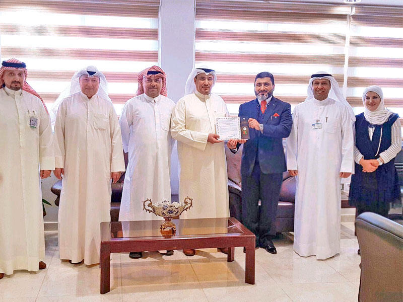 مدير المعهد الكابتن منذر الكندري متوسطاً الطاقم الإداري 