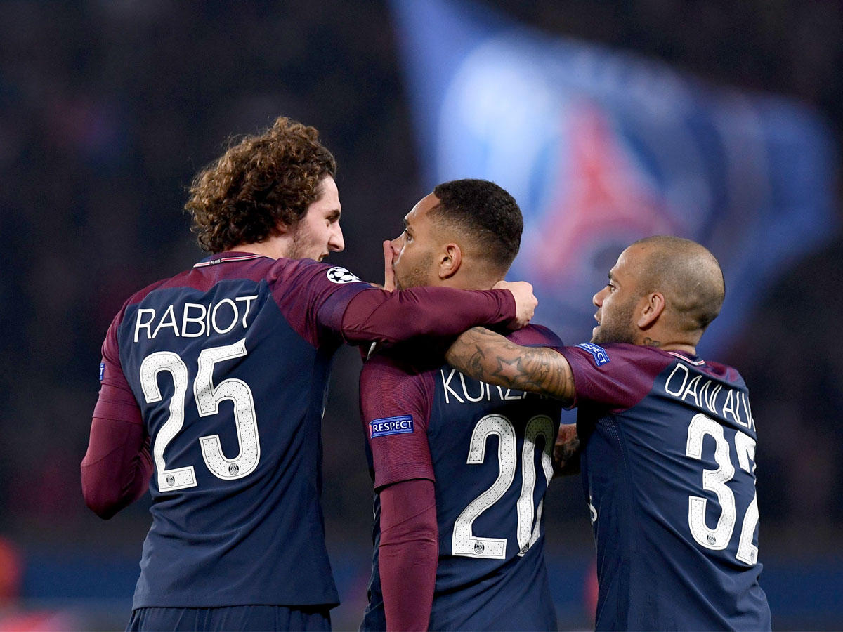 يحتفل المدافع الفرنسي ليفين كورزاوا مع زملائه بعد أن سجل هدفا خلال مباراة دوري أبطال أوروبا لكرة القدم بين باريس سان جيرمان و أندرلخت