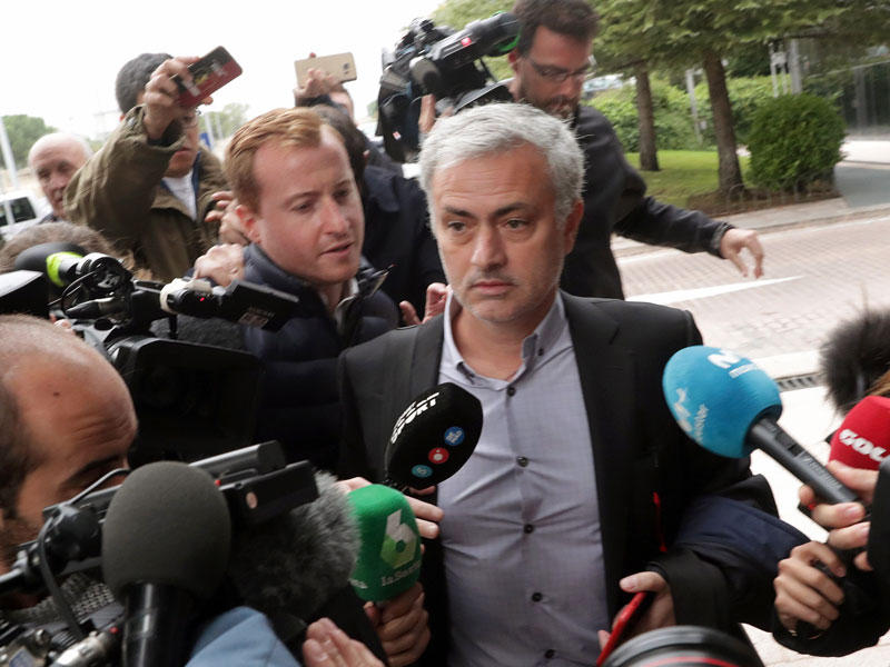 المدرب الأسبق لريال مدريد خوسيه مورينيو يصل إلى محكمة للتحقيق في مدريد، إسبانيا