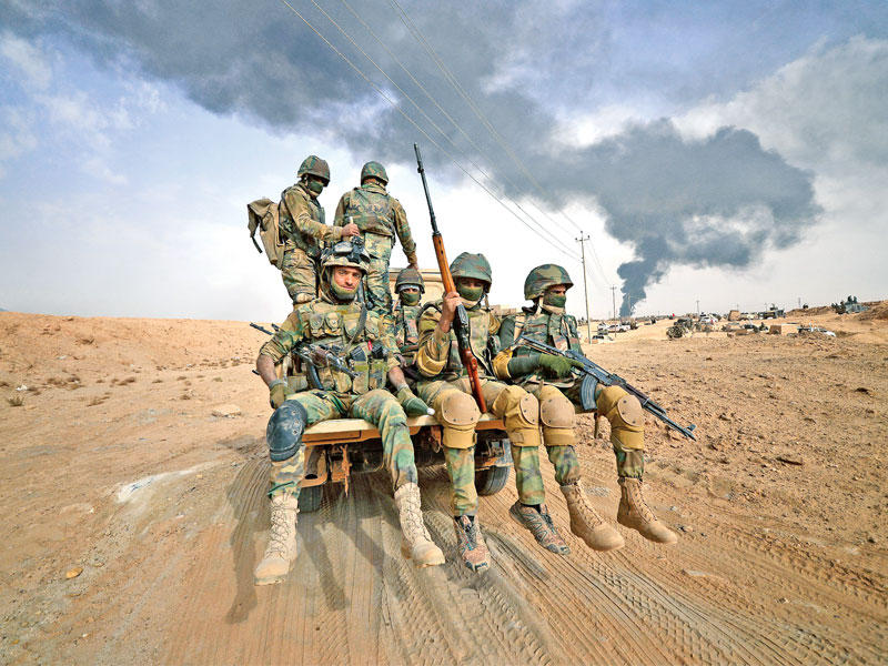 عناصر من الحشد الشعبي تتقدم نحو مدينة القائم على شاحنة صغيرة (رويترز)