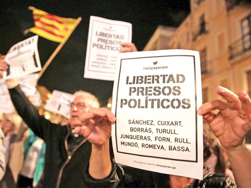 جانب من التظاهرات الداعمة لقادة كتالونيا المحتجزين أمس (رويترز)
