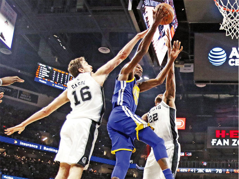 جانب من لقاء ووريرز وسان أنطونيو