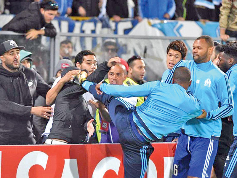 إيفرا لحظة ركل للمشجع