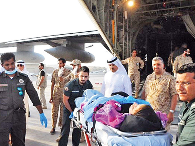وصول المصابين إلى مطار الكويت العسكري