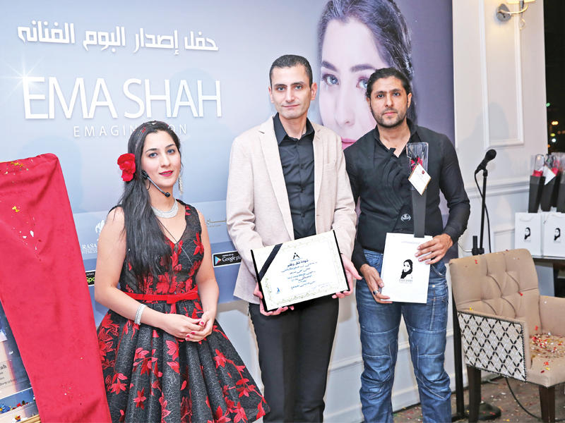 الزميل محمد جمعة يتسلم تكريم الراحل يحيى عبدالرحيم من إيما شاه