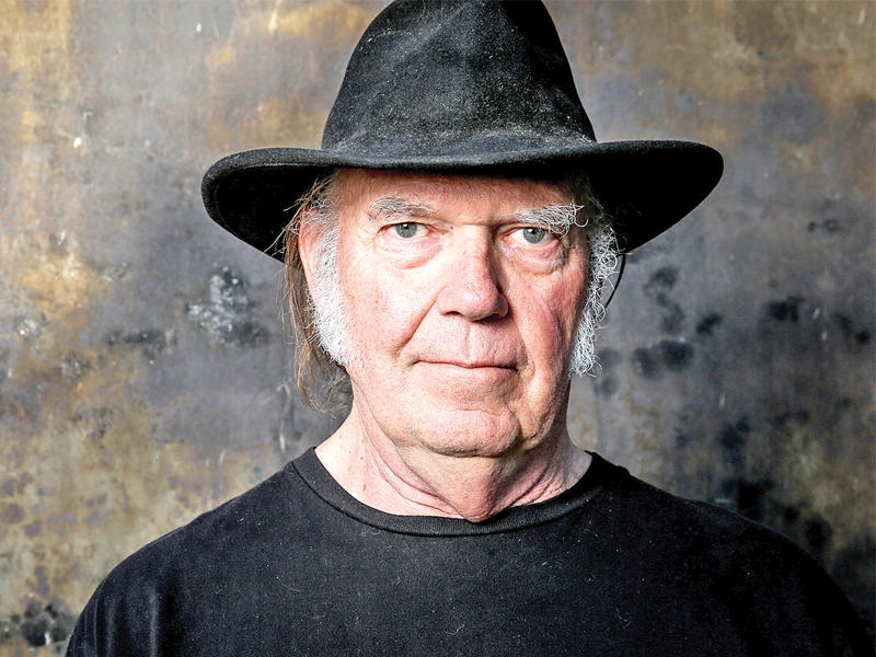 مغني الروك الكندي نيل يونغ