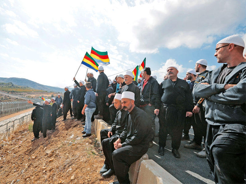 دروز إسرائيل يتظاهرون في الجولان دعماً لذويهم في بلدة حضر السورية أمس (أ ف ب)
