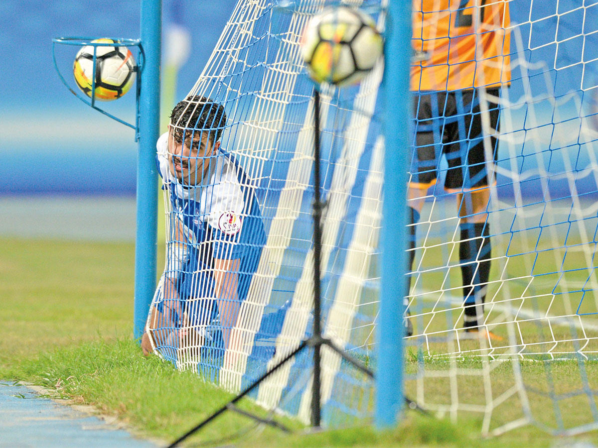 الحسرة تبدو على أحد مدافعي التضامن بعد اهتزاز شباكه (تصوير نوفل إبراهيم)