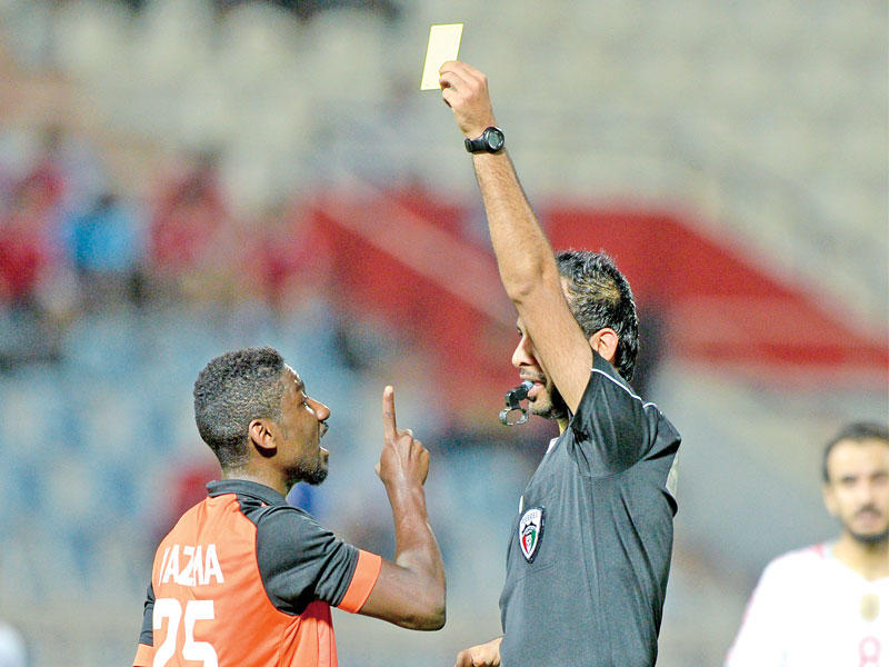 النصار يشهر البطاقة الصفراء في وجه مدافع كاظمة سلطان صلبوخ