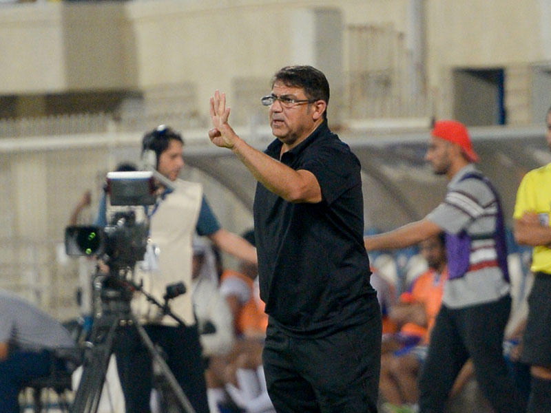 مدرب الفريق الأول لكرة القدم بالنادي العربي محمد إبراهيم 