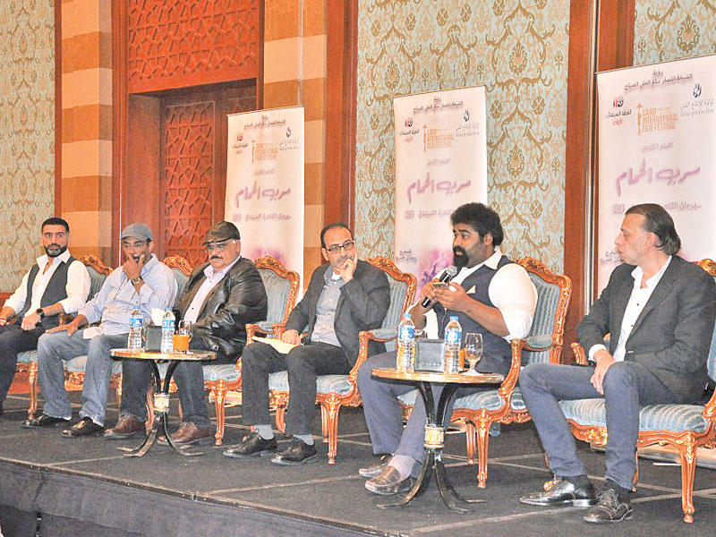 المشاركون في المؤتمر الصحافي 