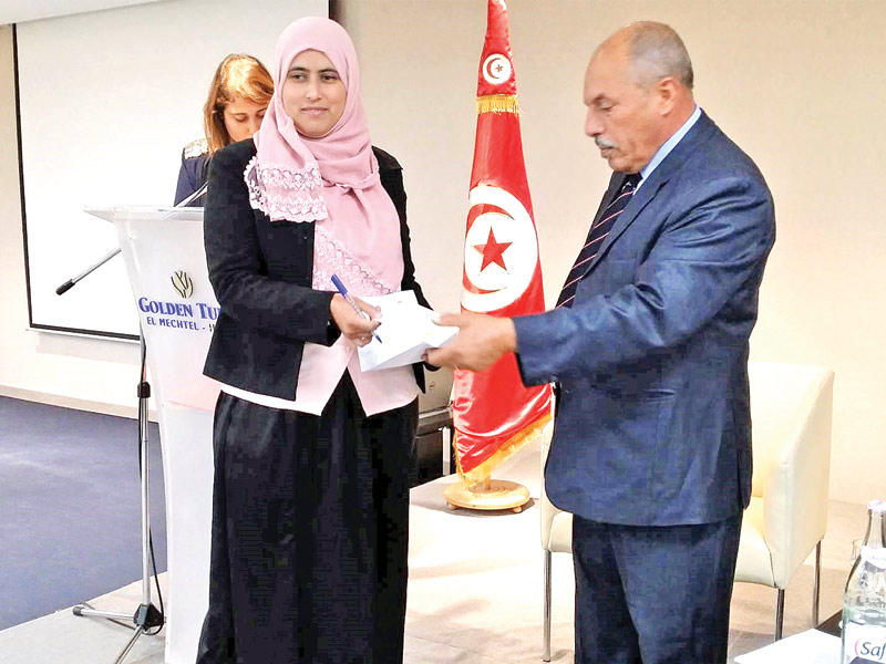 جانب من توزيع المنح الدراسية