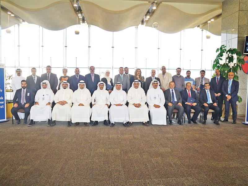 قياديو «الوطني» مع الإعلاميين المكرمين