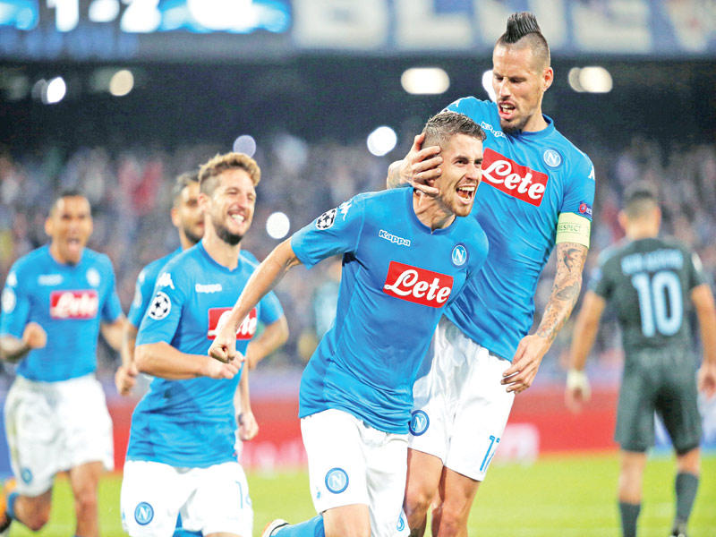 لاعبو نابولي خلال مواجهة مانشستر سيتي في دوري الأبطال