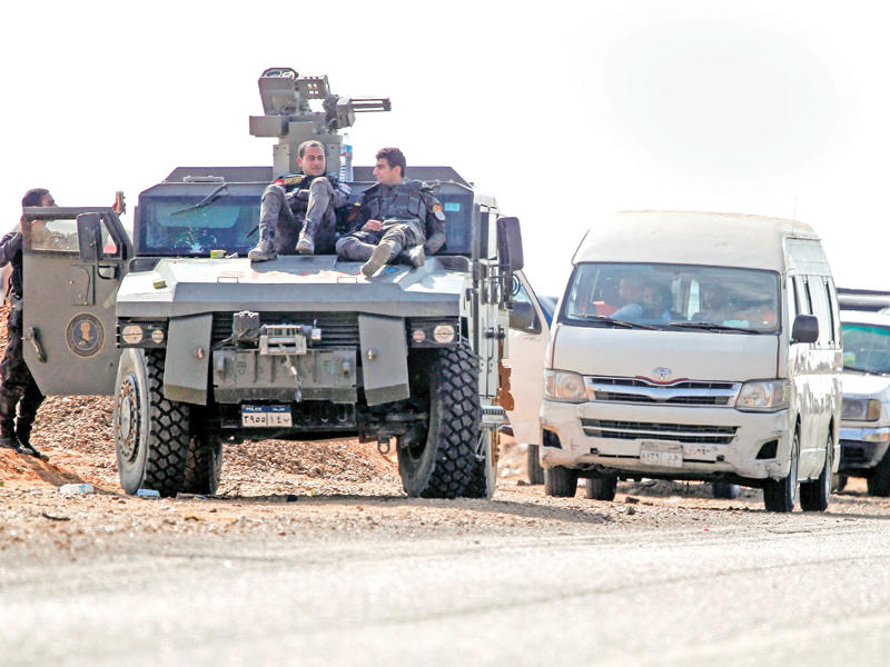 دورية شرطة على طريق الواحات في 21 أكتوبر (إي بي إيه)