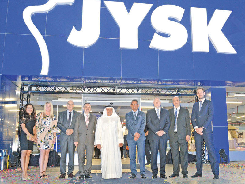 صورة جماعية مع فيصل المطوع والسفير الفرنسي