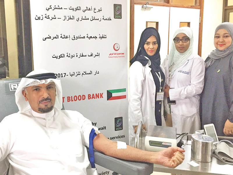 سفير الكويت لدى تنزانيا جاسم الناجم يتبرع بالدم