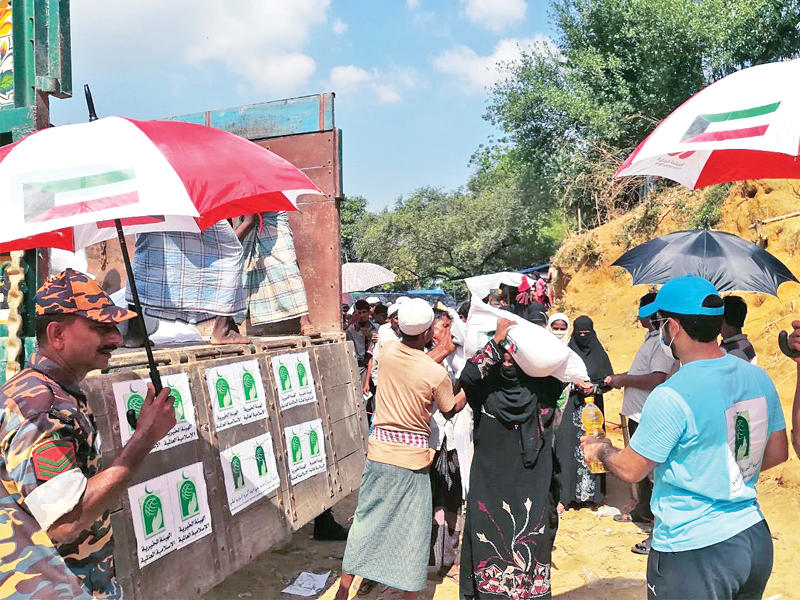 توزيع أغذية على لاجئي الروهينغا في بنغلادش