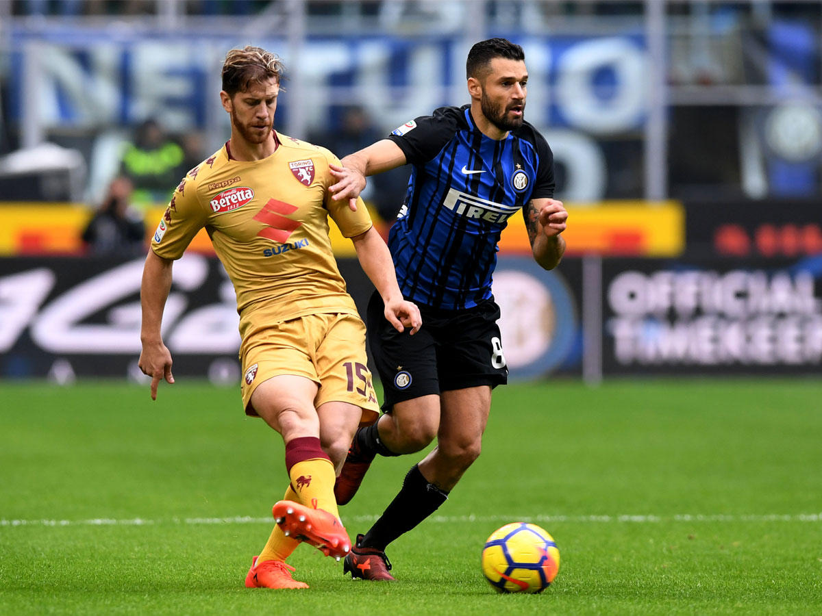 لاعب تورينو كريستيان انسالدي  ولاعب انتر ميلان انطونيو كاندريفا اثناء المبارة