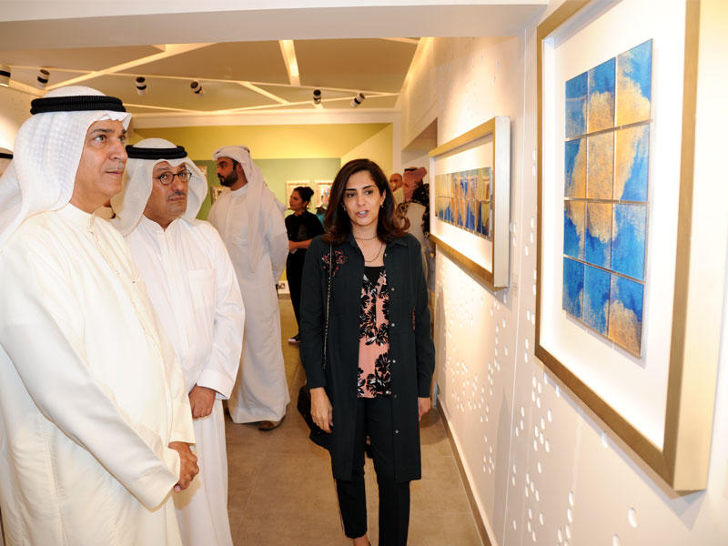 اليوحة أثناء الجولة في المعرض 