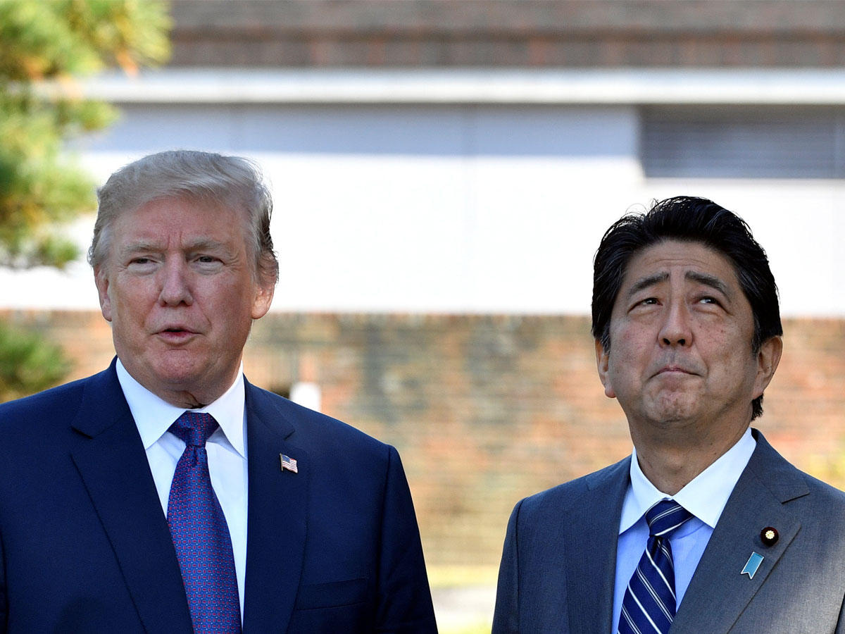 الرئيس الأمريكي دونالد ترامب مع رئيس الوزراء الياباني شينزو آبي