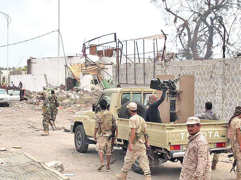 عناصر أمنية يمنية في موقع الهجوم في عدن أمس   (أ ف ب)