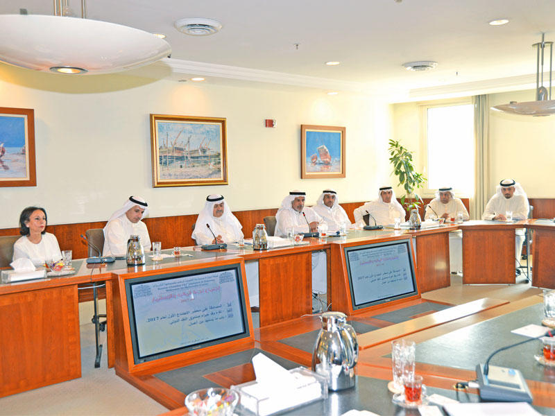 جانب من الاجتماع في لجنة المالية والاستثمار