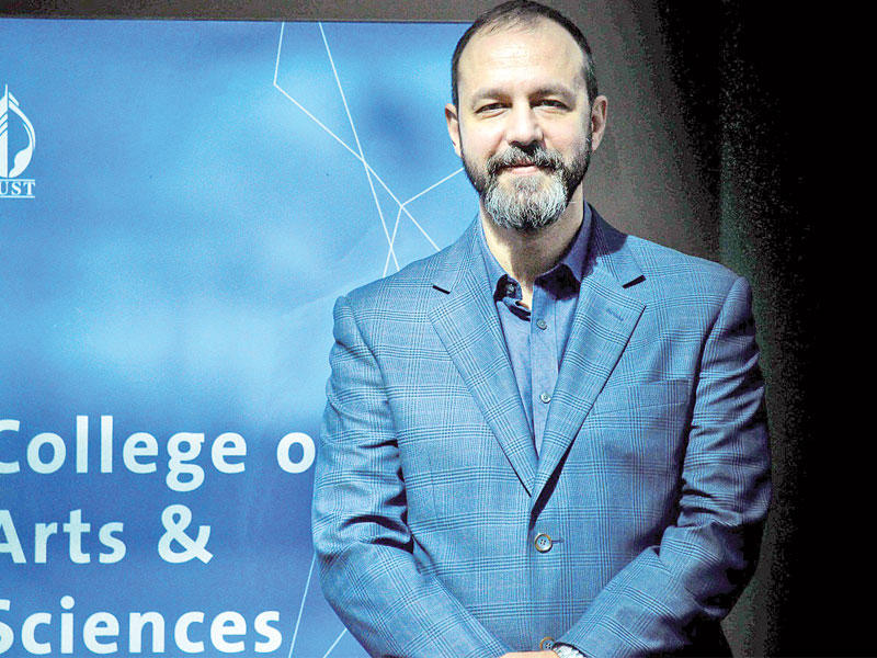 رئيس قسم الإعلام والاتصال الجماهيري في الجامعة د. فهد السميط