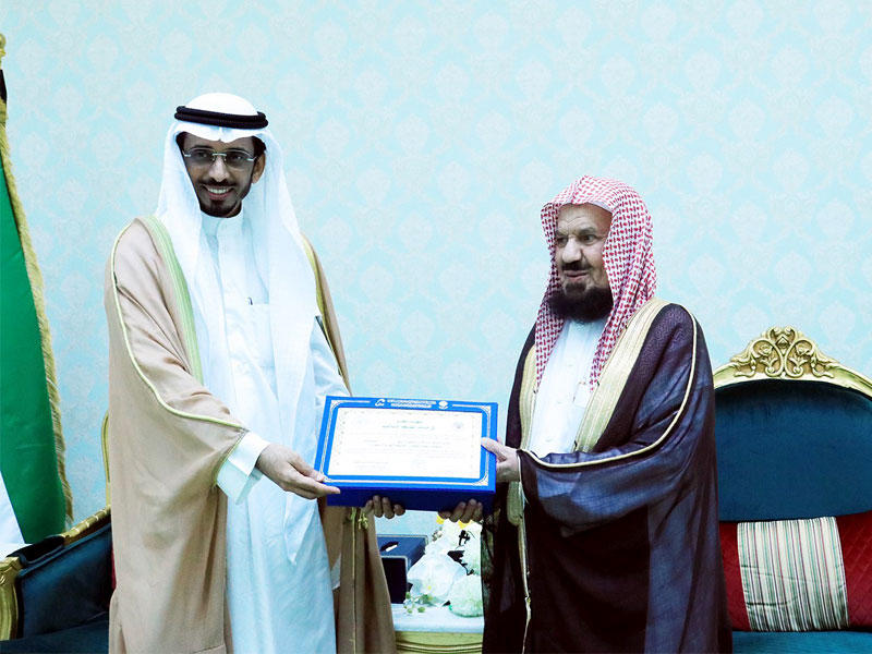 رئيس اللجنة الاستشارية العليا للعمل على استكمال تطبيق احكام الشريعة الاسلامية في الكويت الدكتور محمد الطبطبائي خلال استقباله عضو هيئة كبار العلماء في المملكة الشيخ عبدالله المنيع