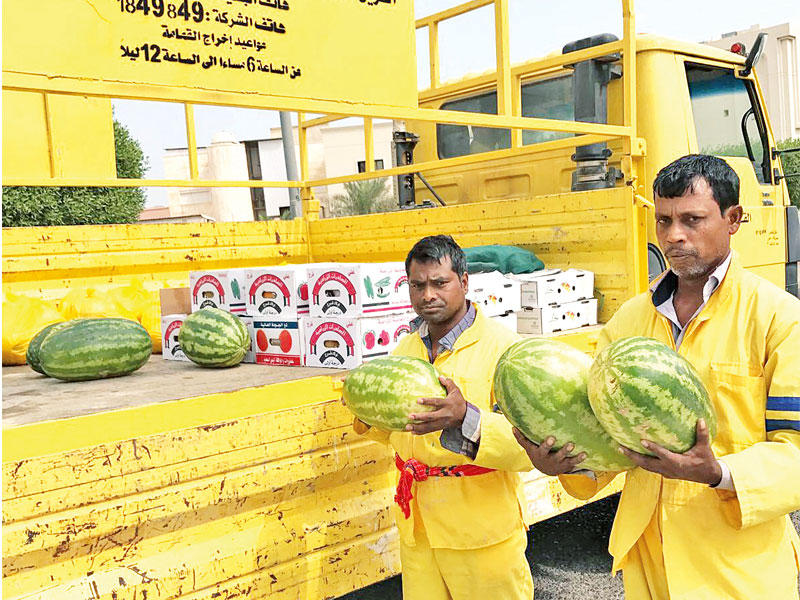 جانب من مصادرة خضراوات الباعة المتجولين