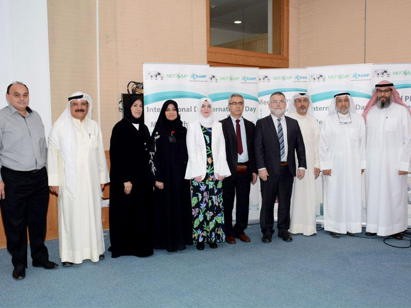 ماجدة القطان تتوسط المشاركين في الدورة التدريبية