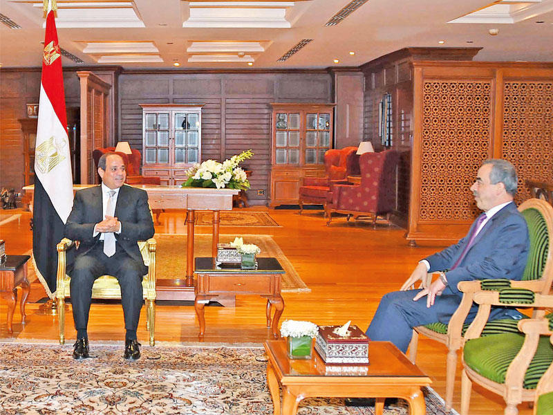 السيسي يدلي بتصريحات على هامش منتدى شباب العالم المقام في منتجع شرم الشيخ بمصر أمس (الرئاسة المصرية)