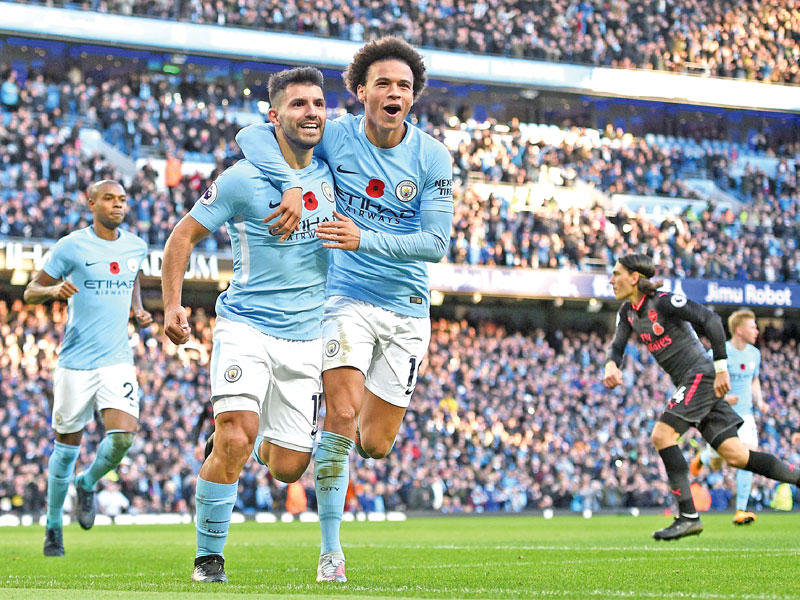 فرحة لاعبي السيتي بهدف اغويرو