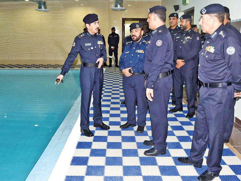 المكراد يطلع على حوض السباحة بالمركز