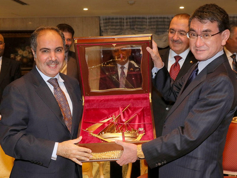 سفير دولة الكويت في طوكيو عبدالرحمن العتيبي و وزير الخارجية الياباني تارو كونو