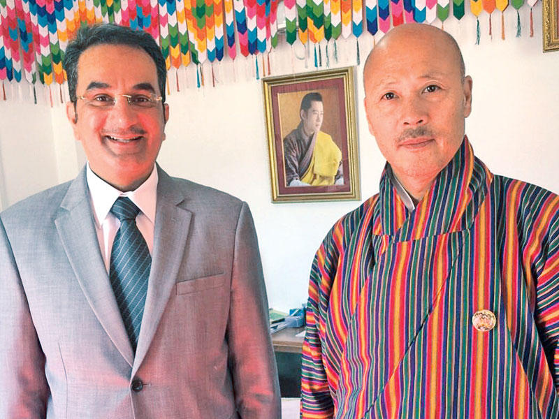 فاضل الحسن ومدير الطيران المدني البوتاني واندي غلتشن