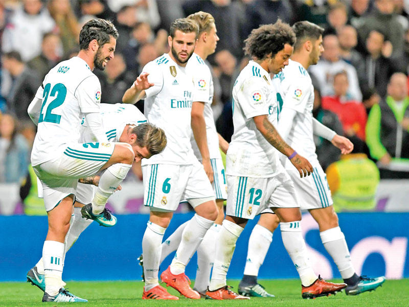 راموس يحاول تقبيل قدم ايسكو بعد تسجيله الهدف