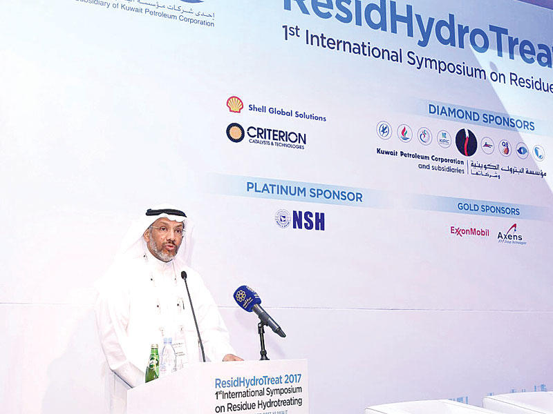 المطيري متحدثاً في المؤتمر