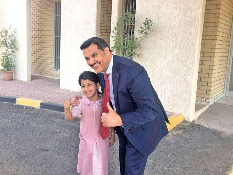 الحربي مع طفلة في مركز القيروان الصحي